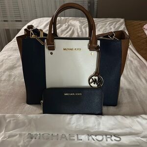 Michael Kors Navy/ White/Luggage Tote Bag